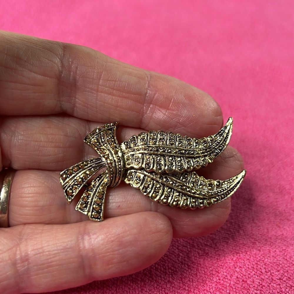 Vintage Gerrys Antique Gold Tone Brooch